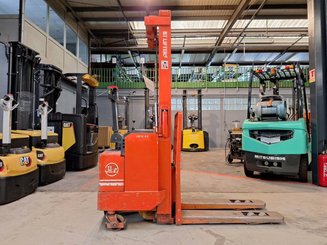 Pedestrian pallet stacker BT LSF 1250 EE - 2