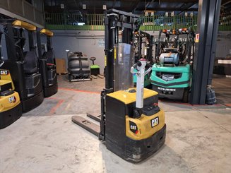 Pedestrian pallet stacker Caterpillar NSP16N2