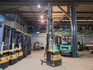 Pedestrian pallet stacker Caterpillar NSP16N2