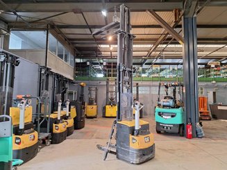 Pedestrian pallet stacker Caterpillar NSP16N2