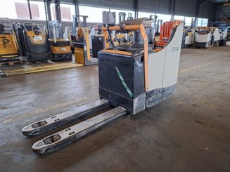 Stand-on pallet truck Crown WT3040 - 1