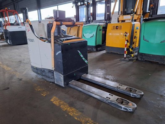 Stand-on pallet truck Crown WT3040 - 1