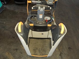 Stand-on pallet truck Crown WT3040