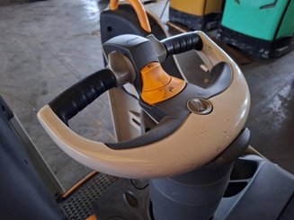 Stand-on pallet truck Crown WT3040