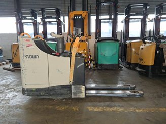 Stand-on pallet truck Crown WT3040