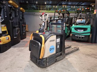 Stand-on pallet stacker Crown DT3040