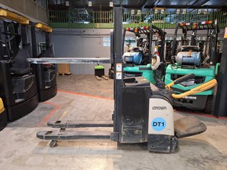 Stand-on pallet stacker Crown DT3040