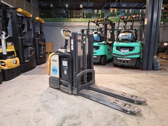 Stand-on pallet stacker Crown DT3040