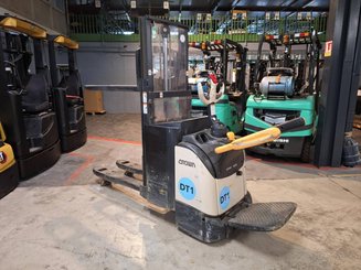 Stand-on pallet stacker Crown DT3040