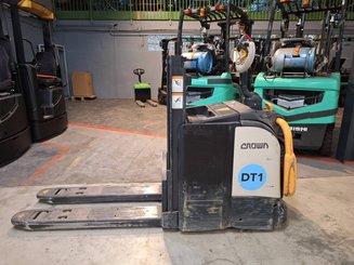 Stand-on pallet stacker Crown DT3040