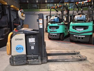 Stand-on pallet stacker Crown DT3040