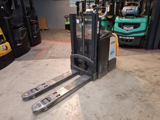 Stand-on pallet stacker Crown DT3040