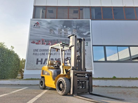 Four wheel front forklift Caterpillar GP30NT - 1