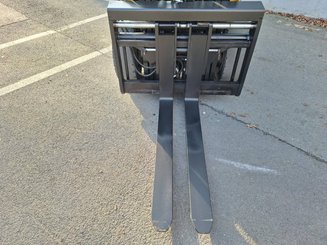 Four wheel front forklift Caterpillar GP30NT