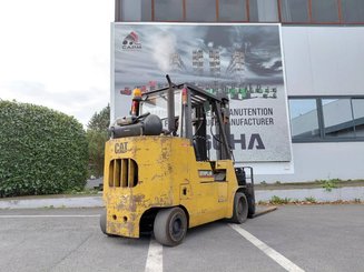 Four wheel front forklift Caterpillar GC55K - 4