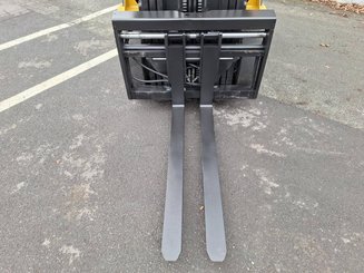 Four wheel front forklift Caterpillar GP25NT