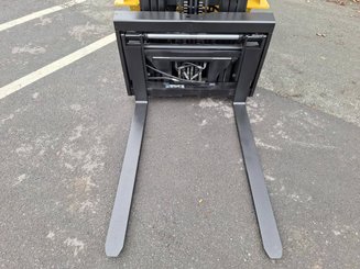 Four wheel front forklift Caterpillar GP25NT