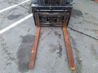Four wheel front forklift Caterpillar GP25N - 12