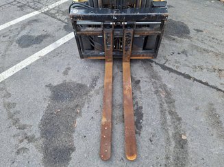 Four wheel front forklift Caterpillar GP25N - 13