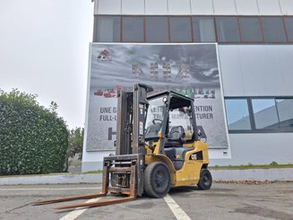 Four wheel front forklift Caterpillar GP25N - 1