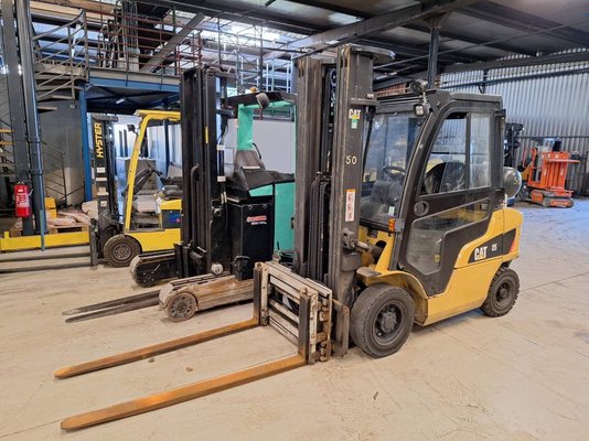 Four wheel front forklift Caterpillar GP25NTD - 1