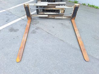 Four wheel front forklift Caterpillar GP25NTD