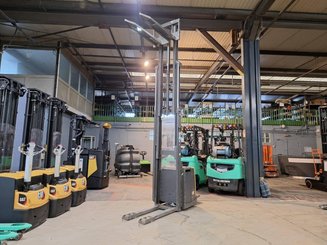 Stacker truck with folding platform Caterpillar NSV16P