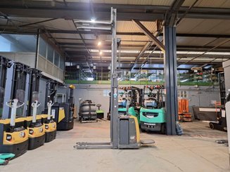 Stacker truck with folding platform Caterpillar NSV16P