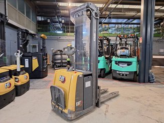 Stacker truck with folding platform Caterpillar NSV16P