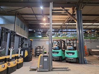 Stacker truck with folding platform Caterpillar NSV16P
