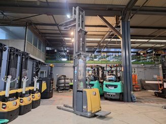 Stacker truck with folding platform Caterpillar NSV16P