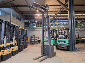 Pedestrian pallet stacker Crown WE2300-16