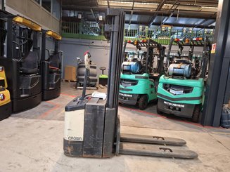 Pedestrian pallet stacker Crown WE2300-16