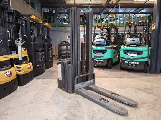 Pedestrian pallet stacker Crown WE2300-16 - 1