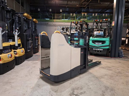 Stand-on pallet stacker Crown DT3040 - 1