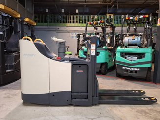 Stand-on pallet stacker Crown DT3040