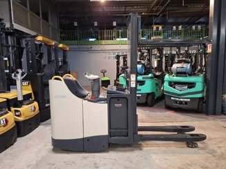 Stand-on pallet stacker Crown DT3040