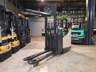 Stand-on pallet stacker Crown DT3040