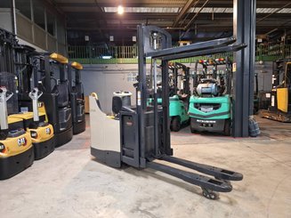 Stand-on pallet stacker Crown DT3040