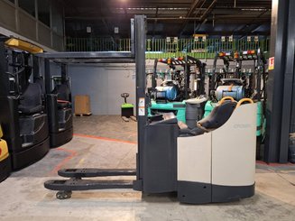 Stand-on pallet stacker Crown DT3040