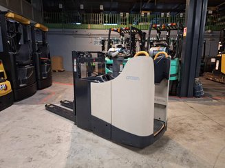 Stand-on pallet stacker Crown DT3040