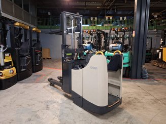 Stand-on pallet stacker Crown DT3040