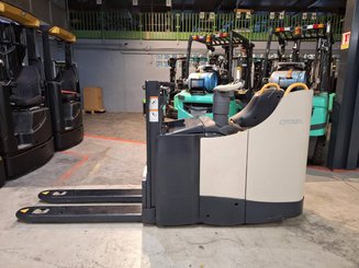 Stand-on pallet stacker Crown DT3040