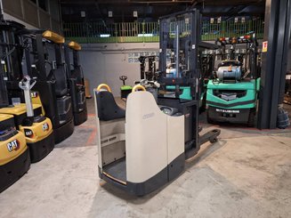 Stand-on pallet stacker Crown DT3040