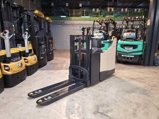 Stand-on pallet stacker Crown DT3040