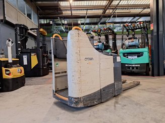Stand-on pallet truck Crown WT3040 2.00