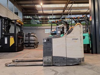 Stand-on pallet truck Crown WT3040 2.00