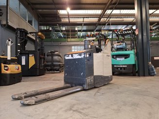 Stand-on pallet truck Crown WT3040 2.00
