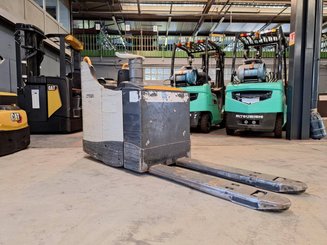 Stand-on pallet truck Crown WT3040 2.00