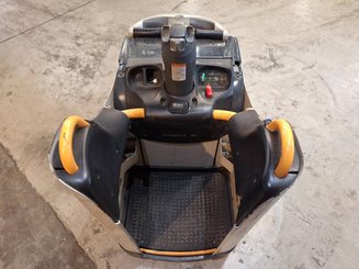 Stand-on pallet truck Crown WT3040 2.00